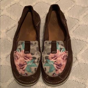 Women’s Ariat Cruisers • 9.5